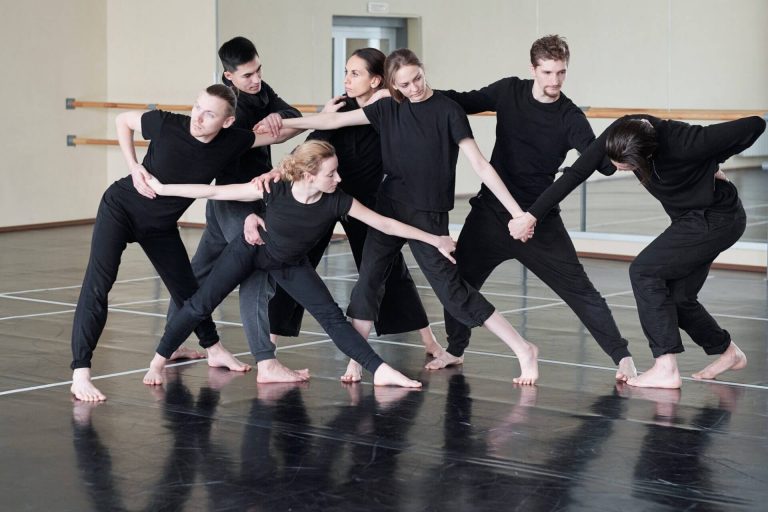 professional-contemporary-dancers-rehearsal